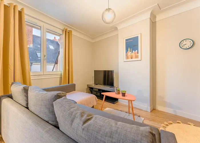 Le Chapeau-rouge - Au Coeur De Ναντ